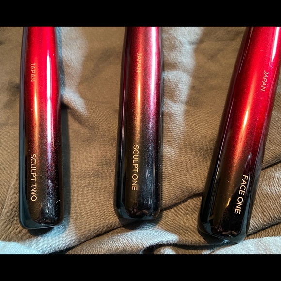 (SOLD) Sonia G Makeup brushes. Value of $300 CAD - Picture 3 of 6